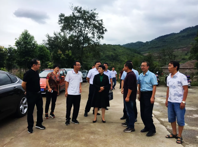杨永英慰问黔西南州勤智学校
