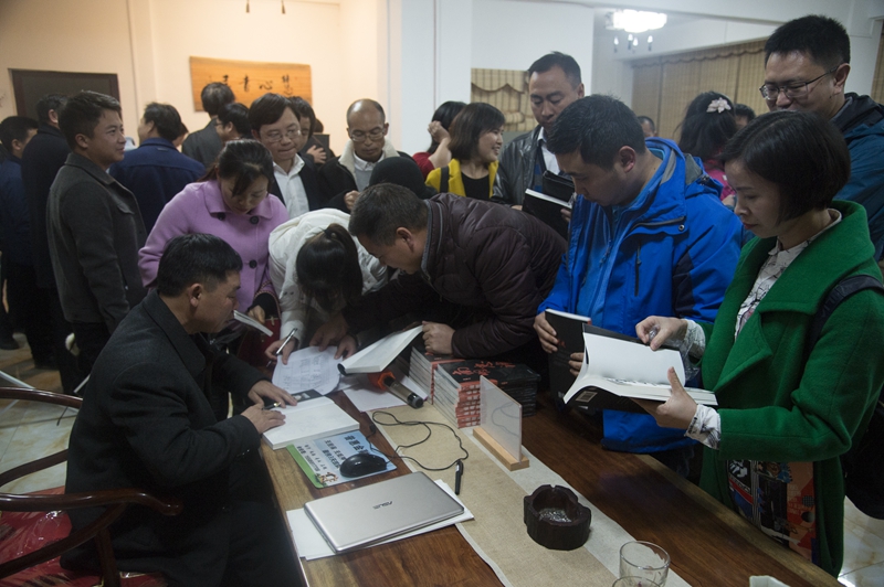 万松老师新书发布会 (来源：印象黔西南) (12).jpg