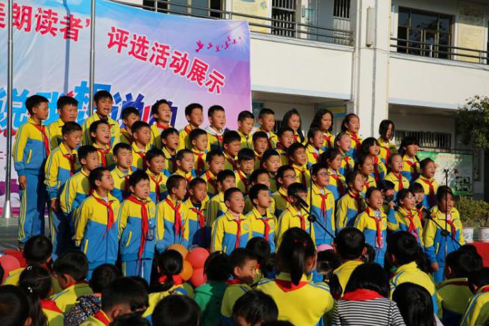 五①班孩子在朗诵《延安，我把你追寻》.jpg
