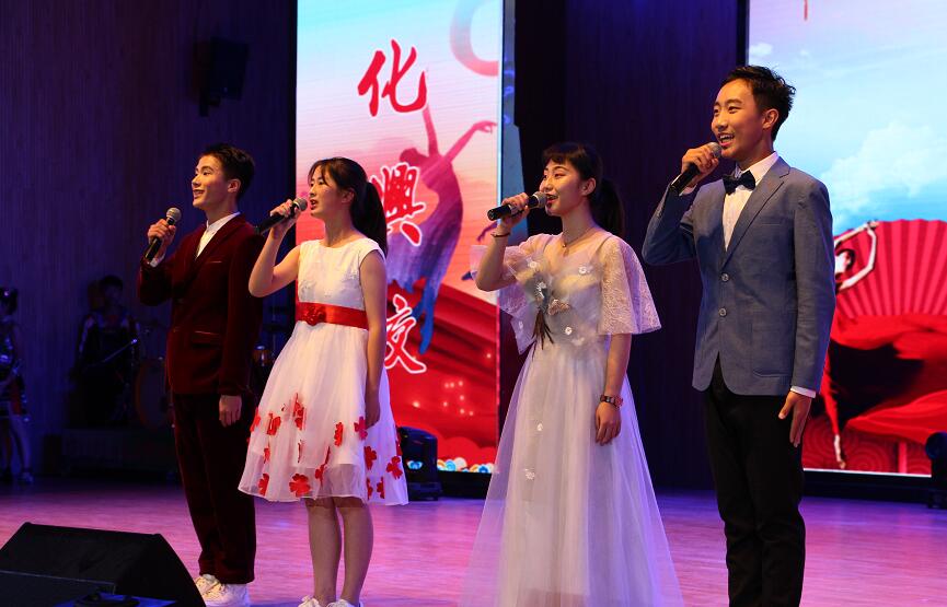 1544454048747095580.jpg 主持人.jpg