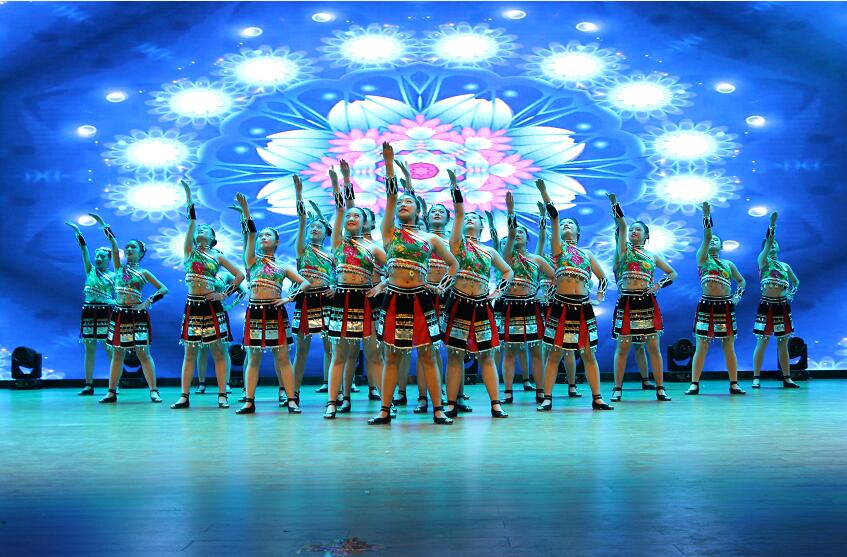 1544454138930076934.jpg 壮族姑娘载歌载舞——《走在山水间》.jpg