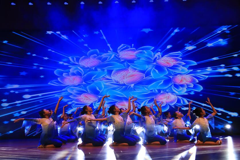 1544454200247041210.jpg 荷花仙子们亭亭玉立、超凡脱俗——《青莲》.jpg