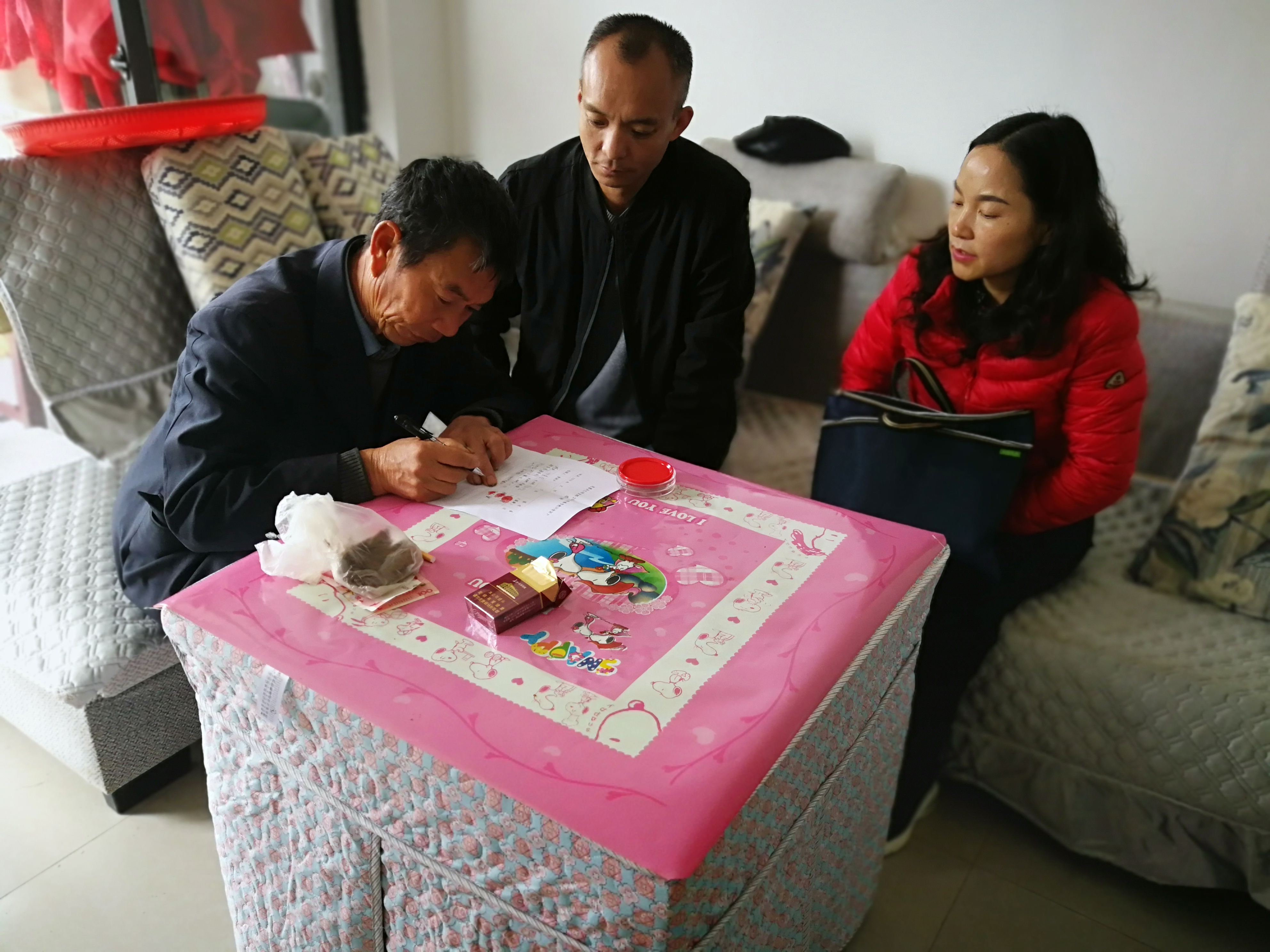 民盟兴仁支部春节慰问回访结对帮扶贫困户暖民心 (4).jpg
