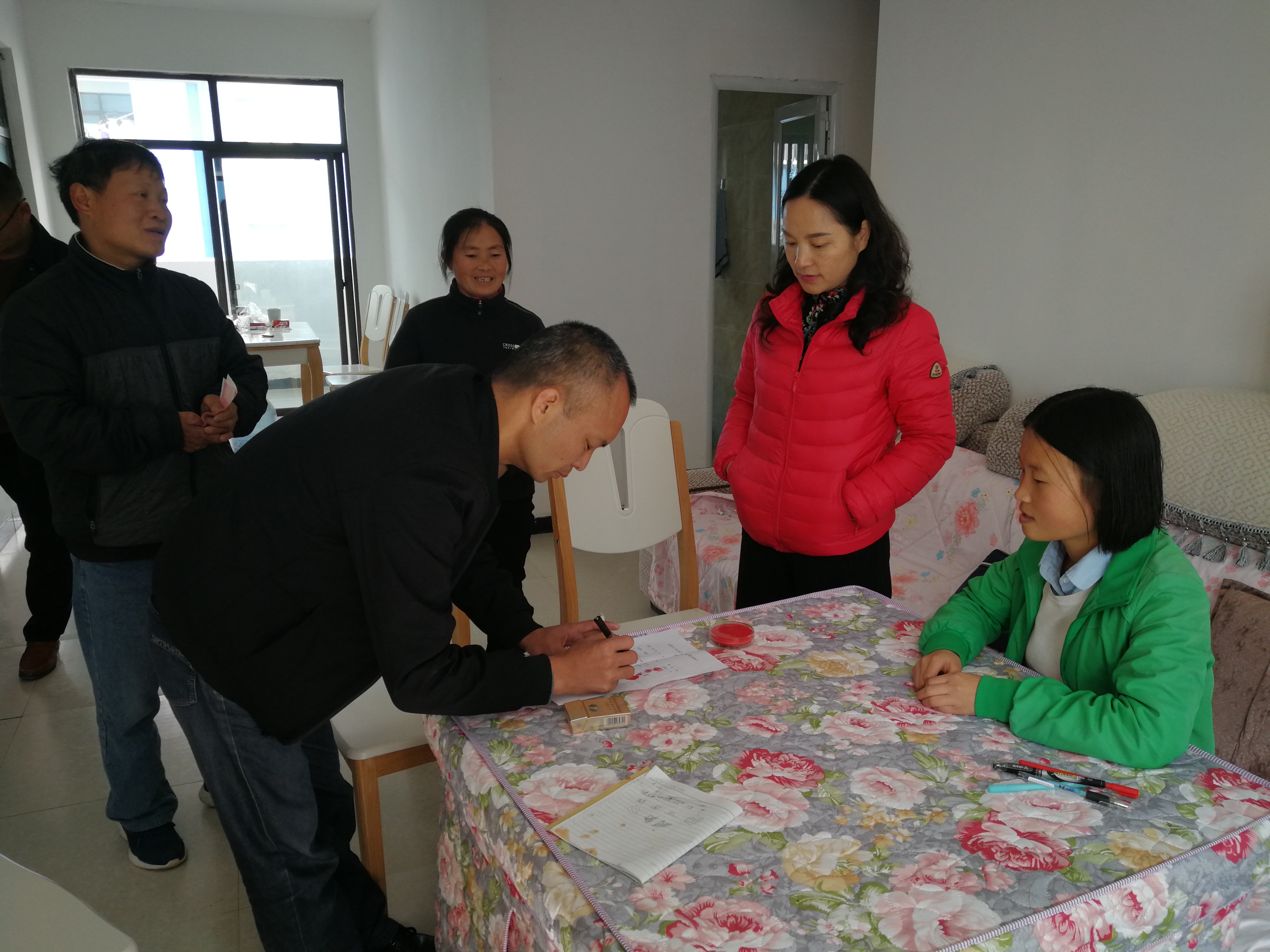 民盟兴仁支部春节慰问回访结对帮扶贫困户暖民心 (5).jpg