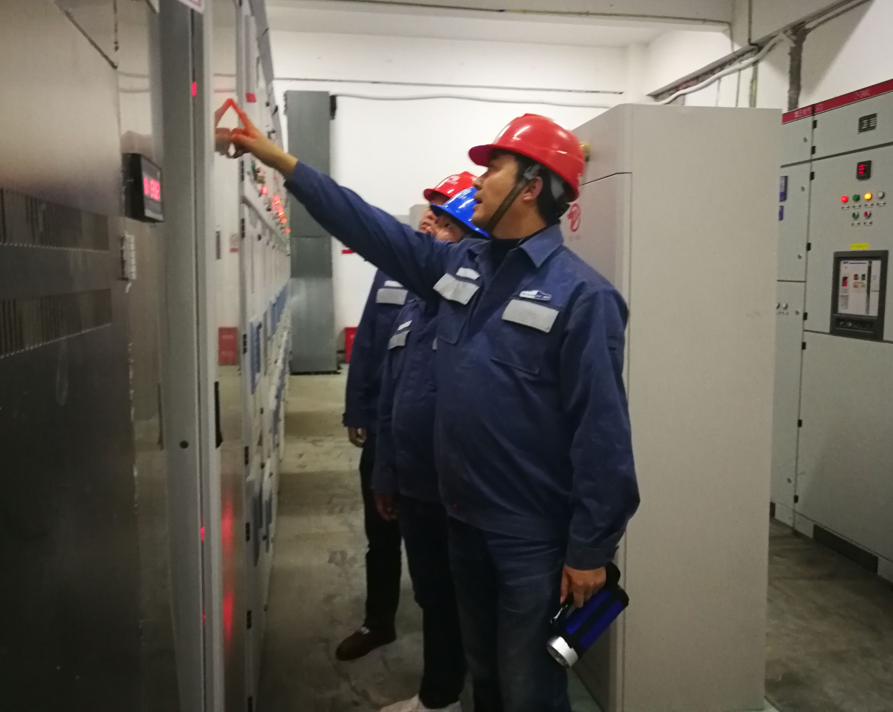 1549093241143093299.jpg 兴仁供电局圆满完成兴仁县2019年春节晚会保供电 (2).jpg