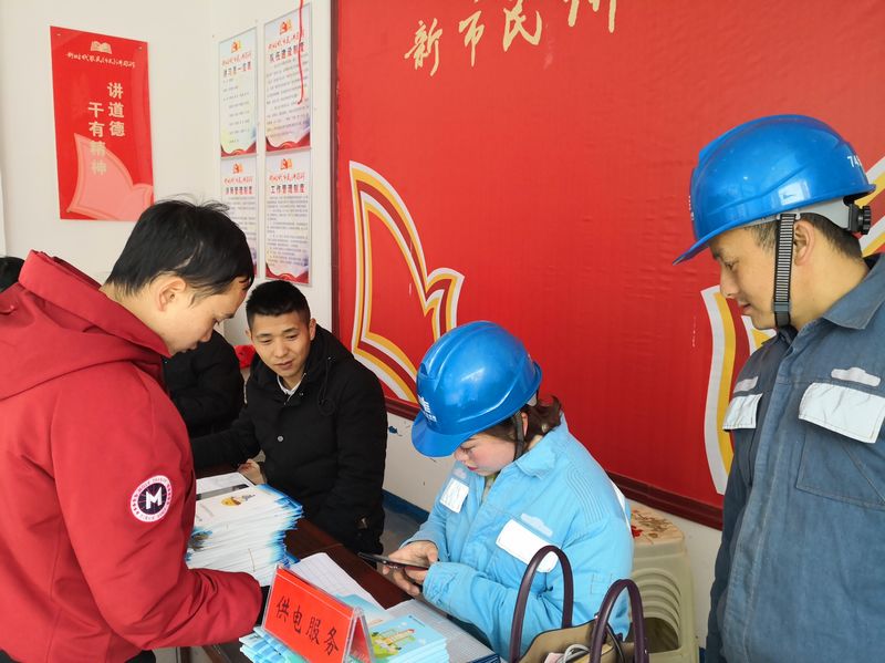 -真蹲实住 贴心服务——助力脱贫攻坚.jpg