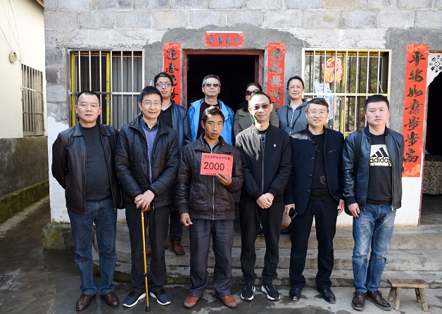 图3：捐款党员们同受助对象合影..jpg
