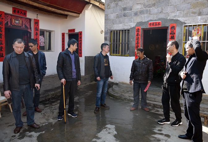 图4：当党员们即将离开时，受助对象（右三）与党员们依依不舍，管理局工会主席陈北鲲（左三）一再叮嘱一定要自力更生，努力脱贫..jpg