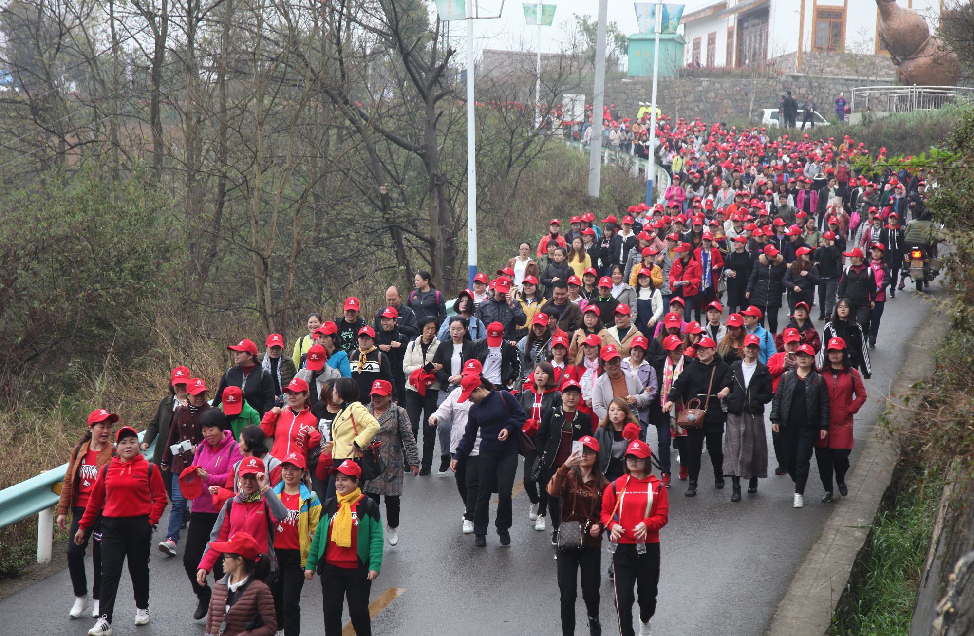 兴仁市隆重举办“三·八”国际妇女节徒步活动 (9).jpg