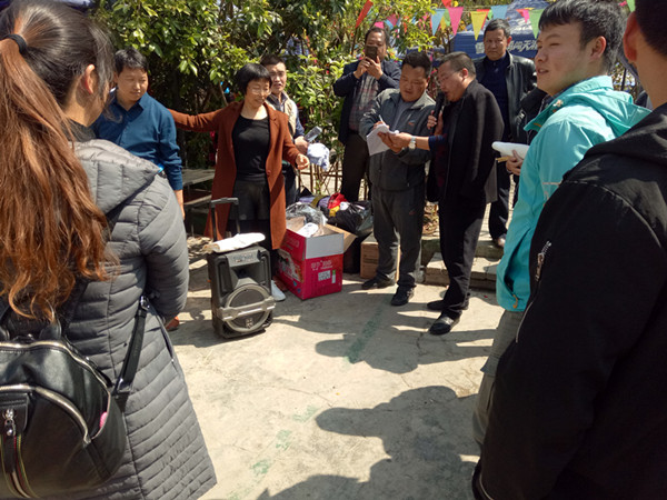 为女同胞们发放节日礼物.jpg