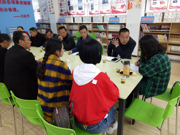 东贡小学校长陈洪在汇报情况.jpg