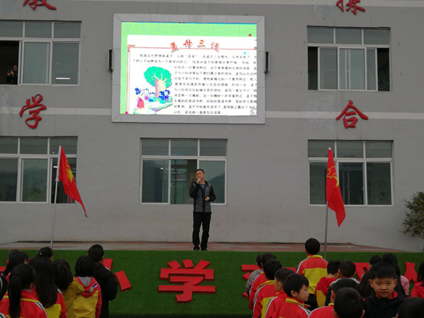 陈霖老师在分享小故事.jpg