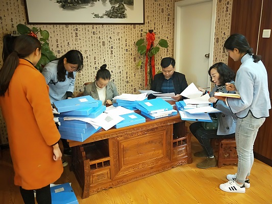 图为资料查阅现场.jpg
