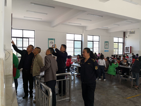 检查食堂营养餐情况.jpg