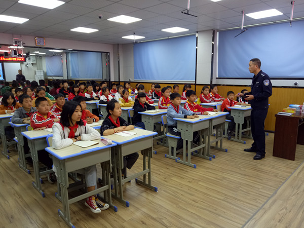 认真听讲的同学们.jpg