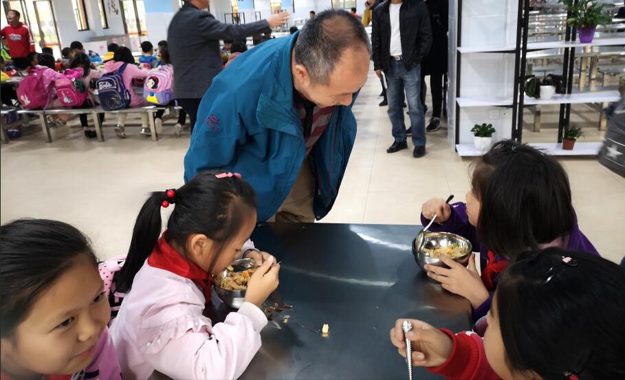 市政协副主席田进领与学生进行亲切交流.jpg
