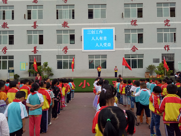 主持人在主持宣传活动.jpg