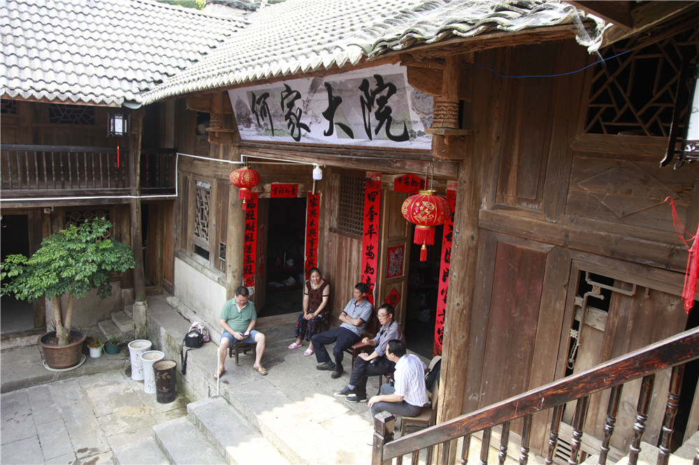 兴仁市民族艺术摄影学会到新龙场镇何家大院采风 (7).jpg