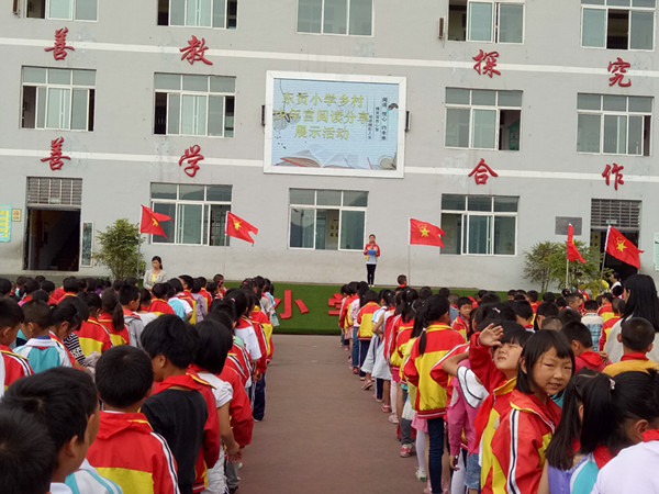 主持人在主持活动.jpg