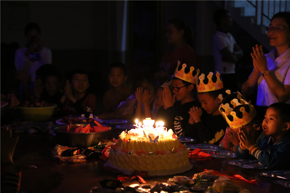 与托管中心留守儿童共唱生日歌.jpg