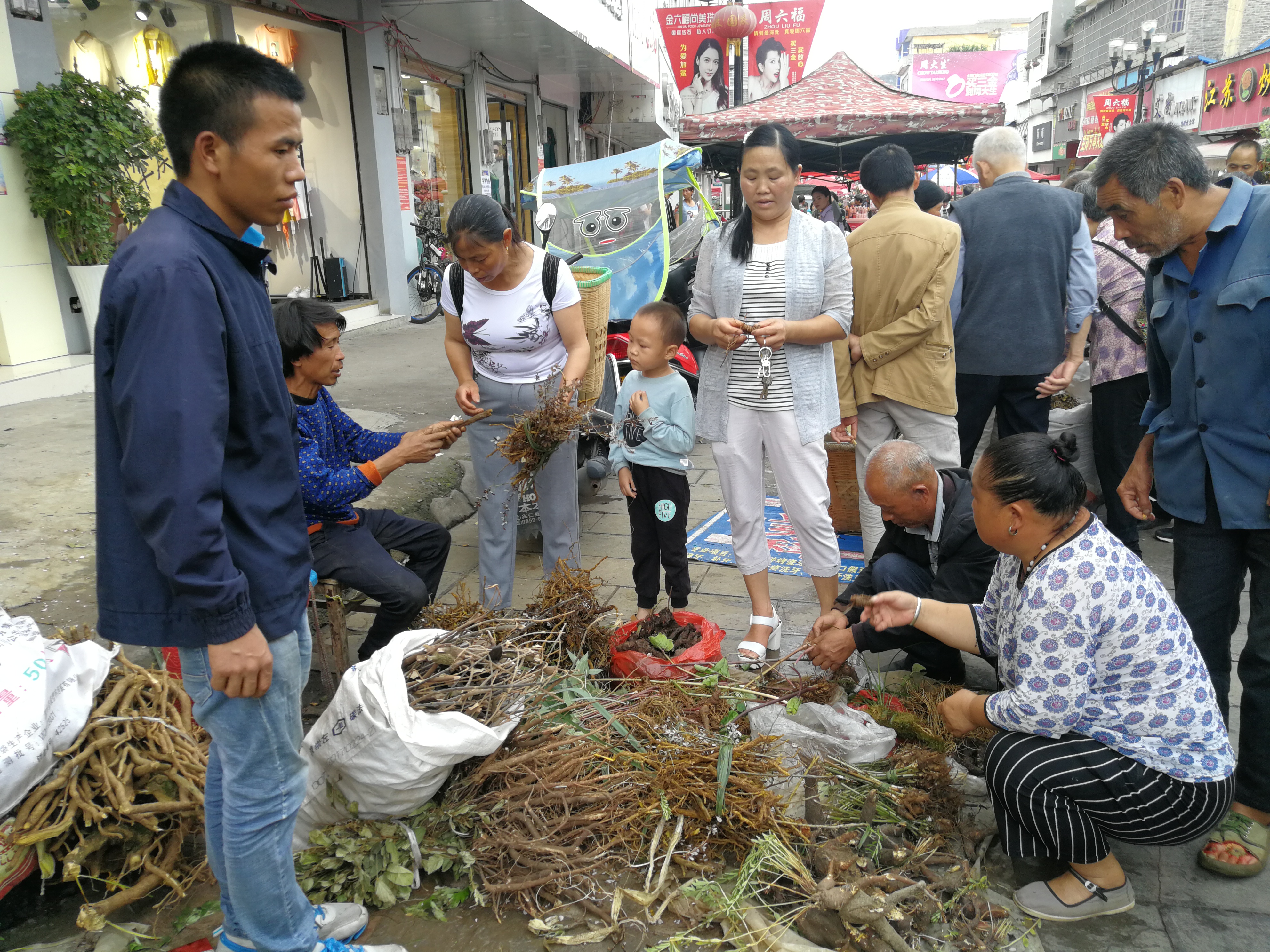 喧闹的兴仁端午药市 (2).jpg