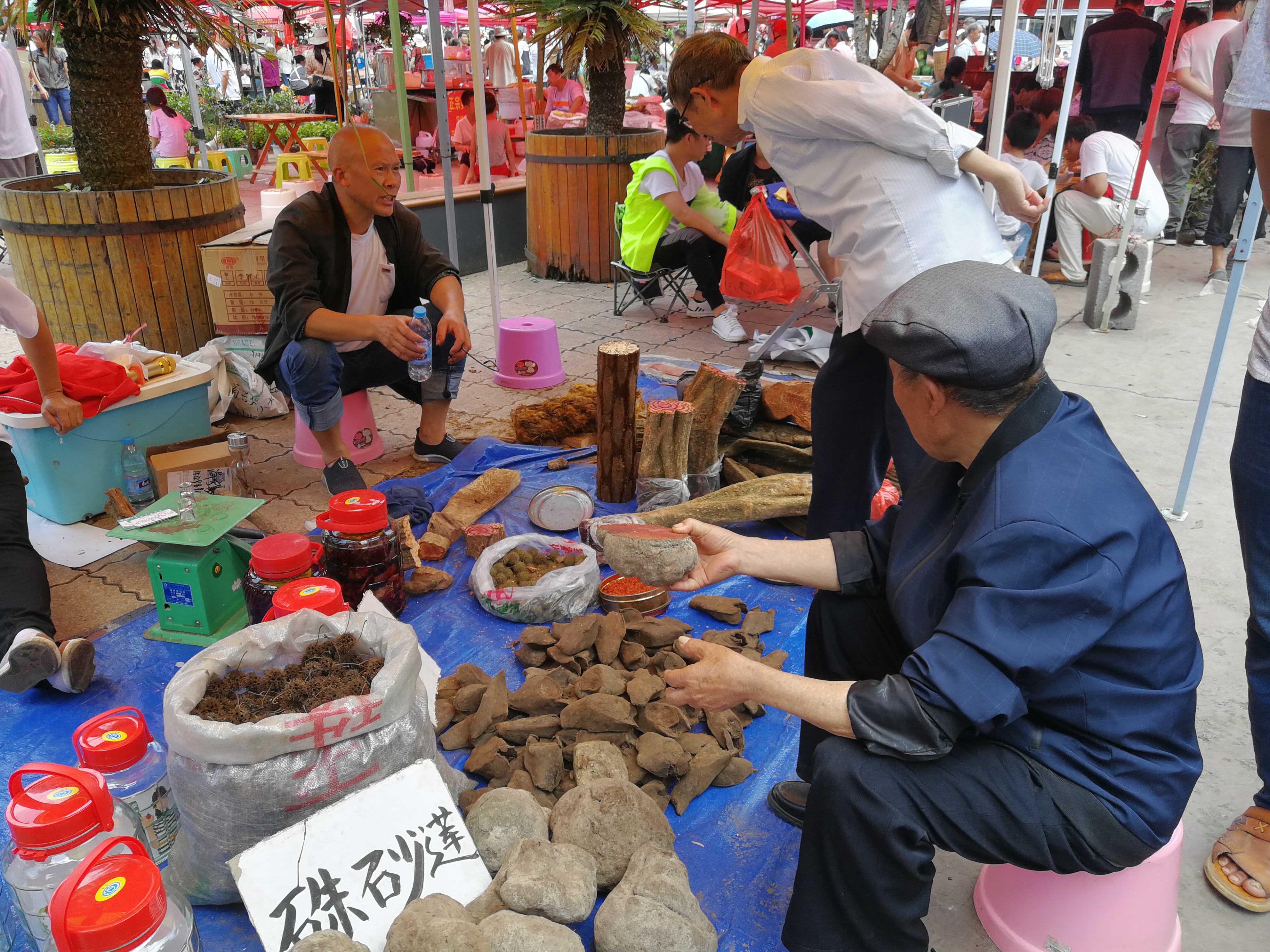 喧闹的兴仁端午药市 (10).jpg