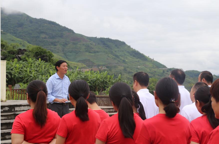 韦正律老师向全体党员同志讲述红军长征故事.jpg