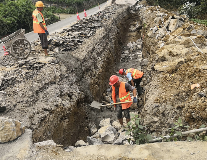 图3、工人们在烈日炎炎下挥动着铁锹流着汗水紧张地施工着.jpg