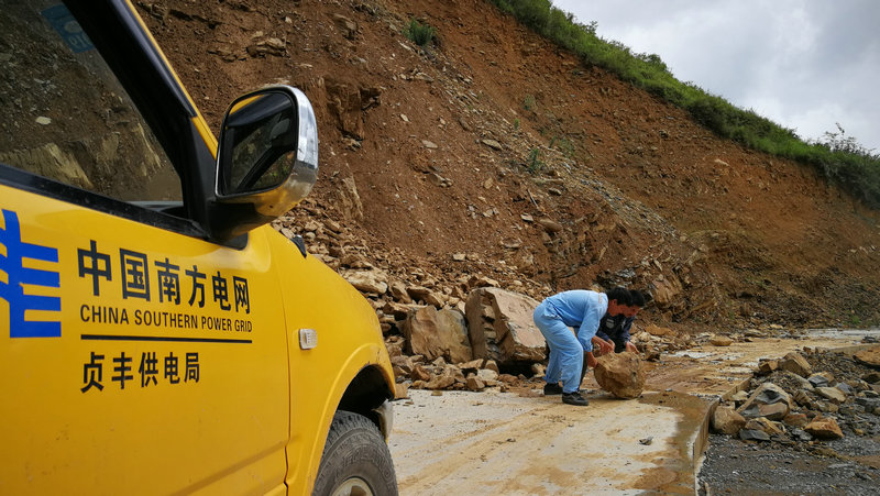 1、前往工作点遇到塌方路段.jpg