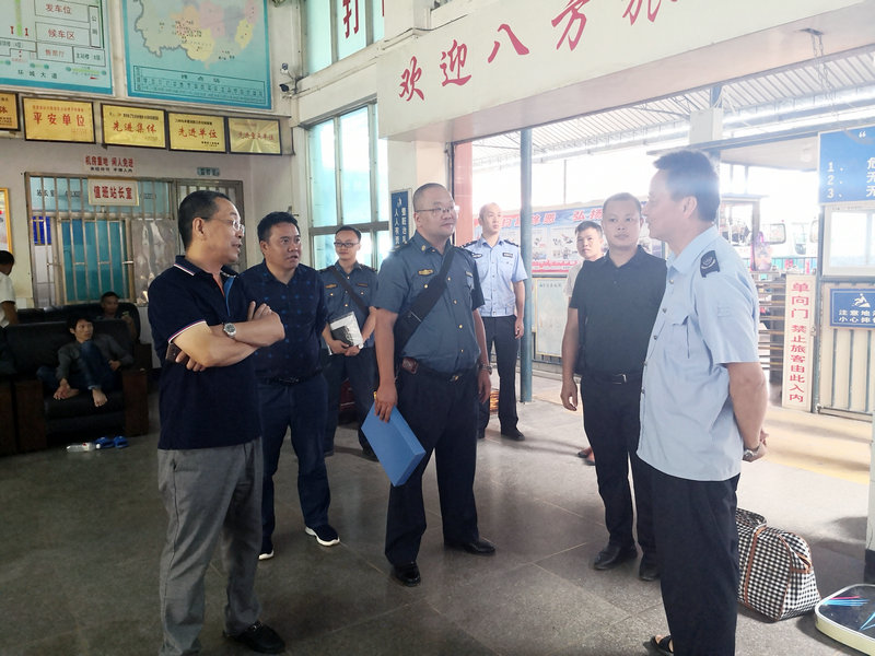 图1：黔西南州交通运输局副局长李江（前左一）、路政科科长朱执中（前左二）在望谟车站检查防恐维稳工作。.jpg
