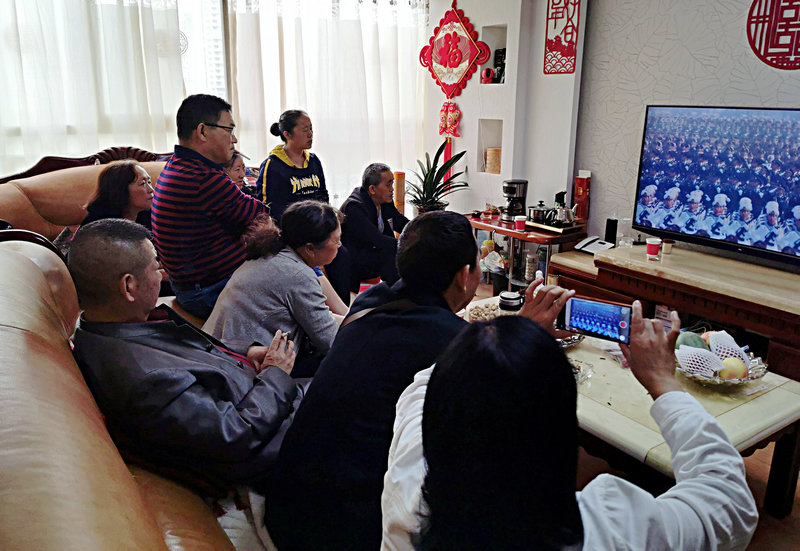 兴仁电网员工四世同堂集中观看国庆阅兵式感受祖国强大繁荣昌盛蔡家友摄影 (3).jpg