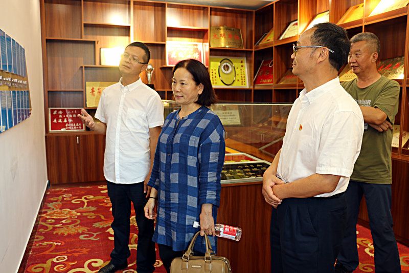 1571454532256065330.jpg 图1.省公路局宣教处处长王晨娟(左二)查看兴仁段荣誉室.jpg