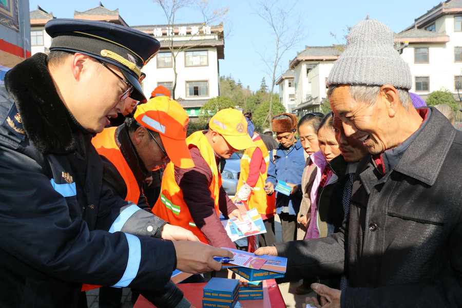 图4、执法人员仔细回答老百姓提出的问题.jpg