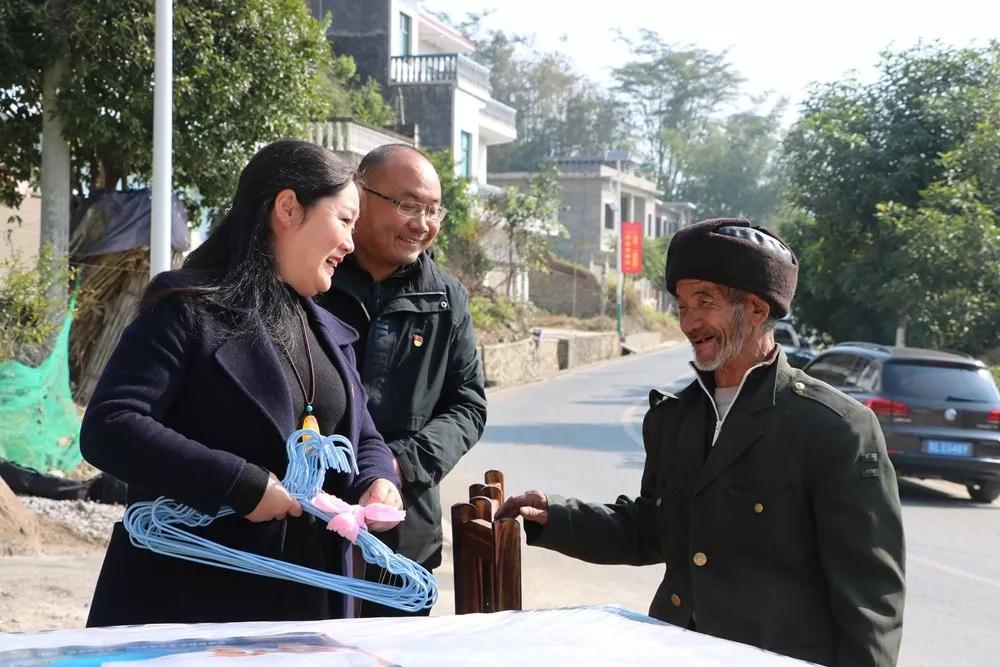 老人与扶贫人员开心交谈.jpg