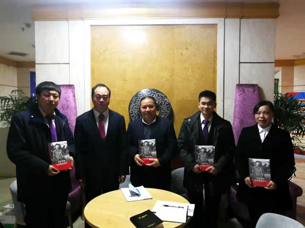 1579784649476072613.jpg 联社纪委书记、监事长邱彦向驻村第一书记及驻村干部送去慰问金及《习近平的知青岁月书籍》.jpg