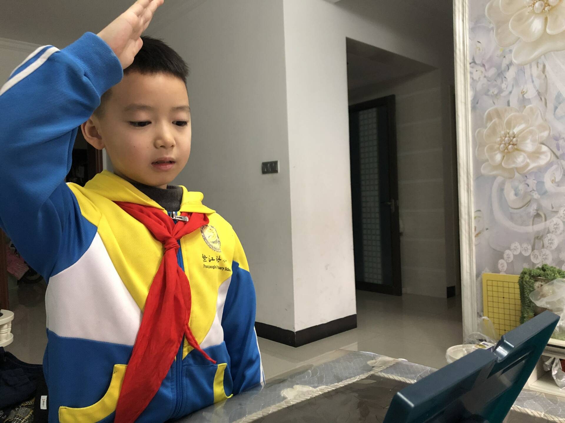 兴义市盘江路小学正在参加升旗仪式.jpg