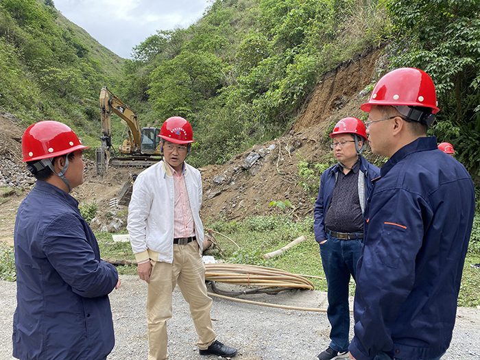 熊延华（左二）检查工地建设情况.jpg