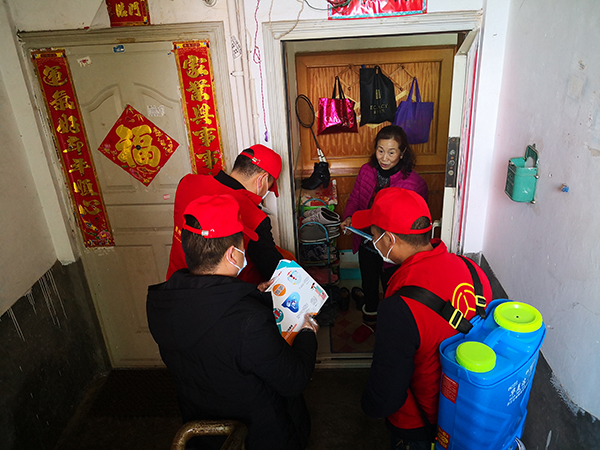 图15.到段职工宿舍区发放宣传手册，为没有口罩的退休老职工送上口罩.jpg