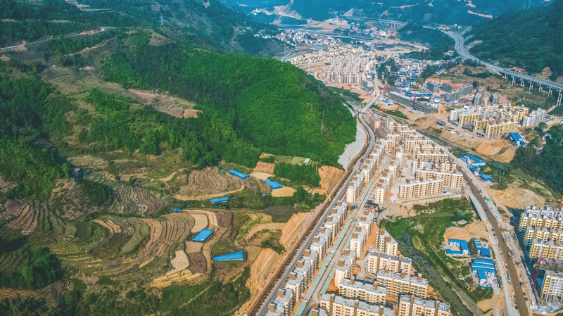 图1.国道552线公路贯穿全省最大的一抹搬迁安置点——册亨县高洛新区（雷文兴-摄）.jpg