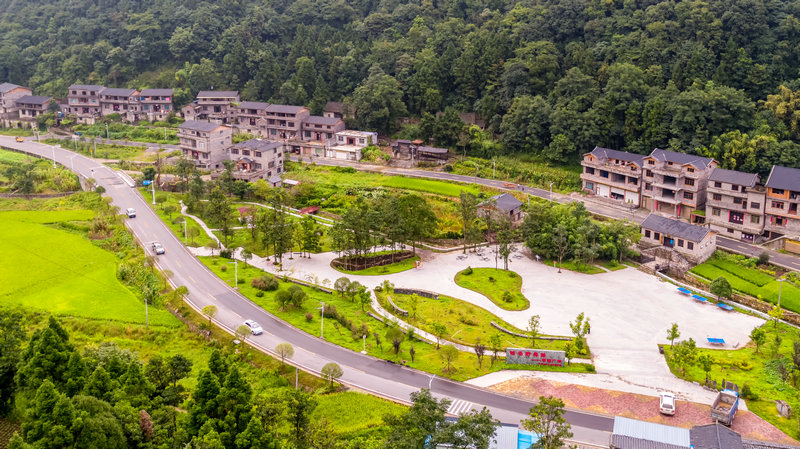图3.省道313线公路带动乡村旅游，秀美如画的陂鼐古寨（雷文兴-摄）.jpg