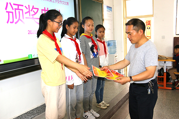 为获奖学生颁奖.jpg