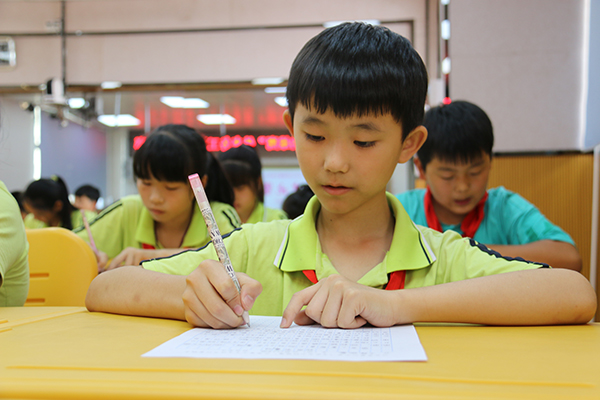学生在认真书写一.jpg