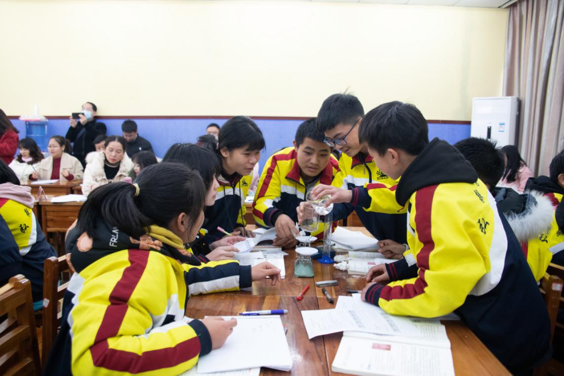 课堂上，学生小组合作探究.jpg