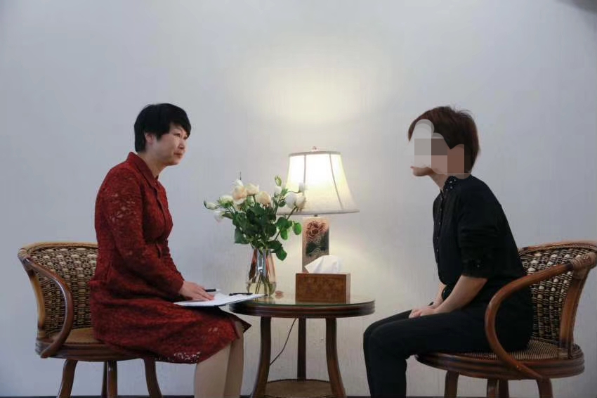 图为对来访者进行心理疏导.jpg