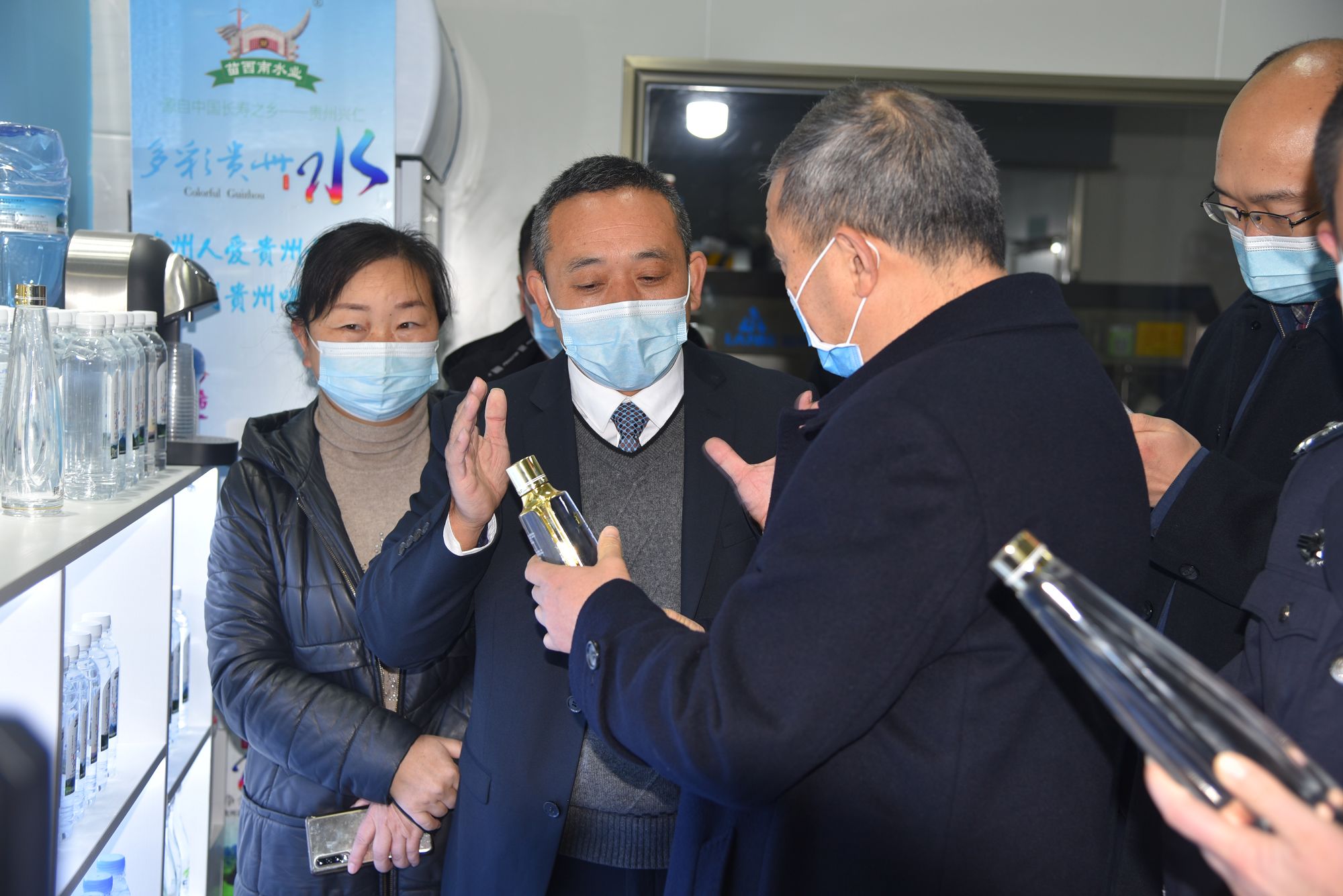 图一为1月16日，黔西南州副州长、州公安局党委书记、局长李淞到兴仁市贵州苗西南饮品有限公司调研7474_好图看看.jpg