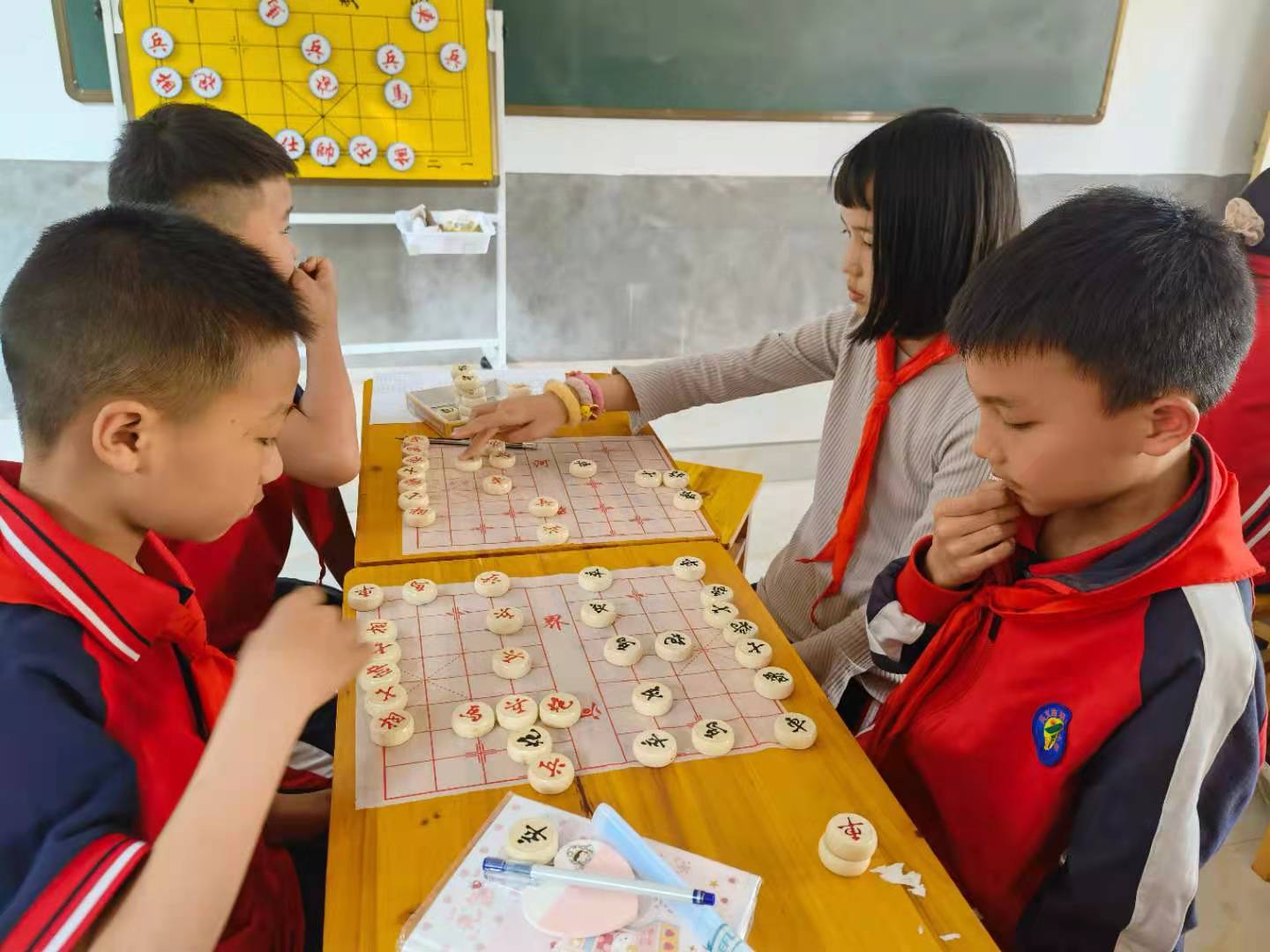 学生们在对弈.jpg