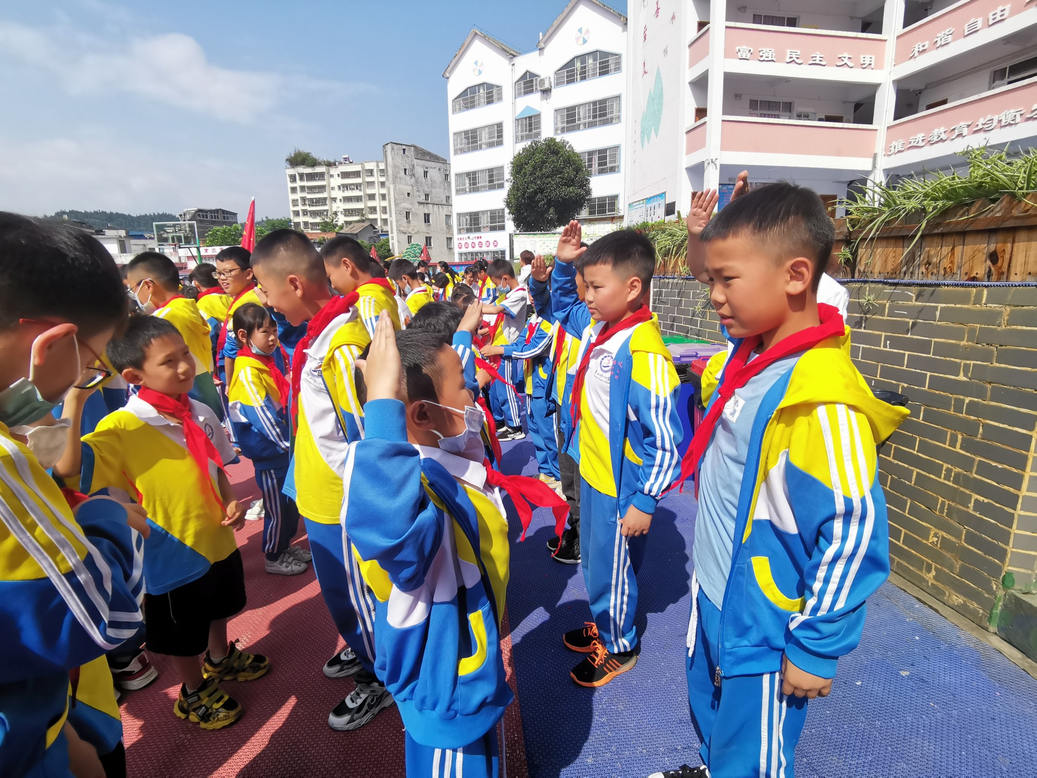 图为新老队员互敬队礼.jpg