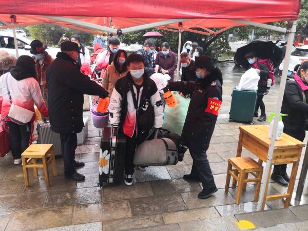 兴义中学高三学生入学场景(1).jpg