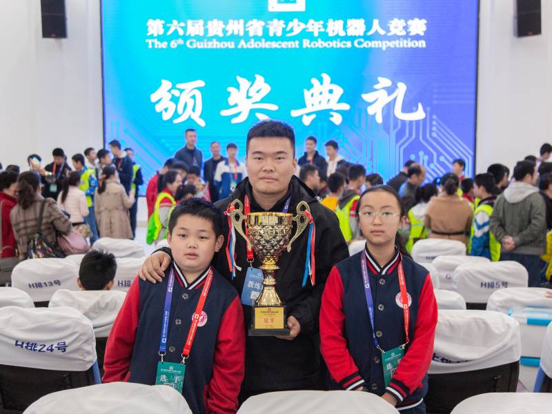 阳光小学参加机器人竞赛获冠军(1).jpg