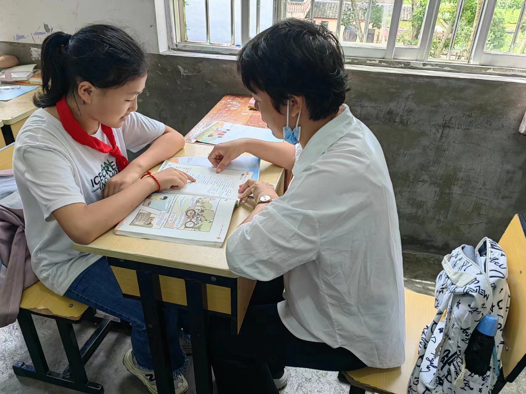 李其玉课余时间辅导学生.jpg